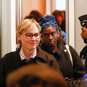 Avant d'ajouter : "À votre avis, ça encouragera les victimes à dénoncer les violences qu'elles ont subies, ou ça les dissuadera ?".

Judith Godrèche au tribunal judiciaire de Paris, le 3 février 2025. © Christophe Clovis/Bestimage