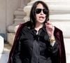 Perchée sur de fines sandales dorées, l'actrice a rivalisé de chic avec une autre figure incontournable du cinéma hexagonal : Béatrice Dalle.

Béatrice Dalle aux arrivées du deuxième défilé de mode Saint Laurent Prêt à Porter Collection Homme Printemps/Été 2027 lors de la Fashion Week de Paris à la Bourse de Commerce - Pinault Collection, à Paris, France, le 23 juion 2026. © Olivier Borde/Bestimage