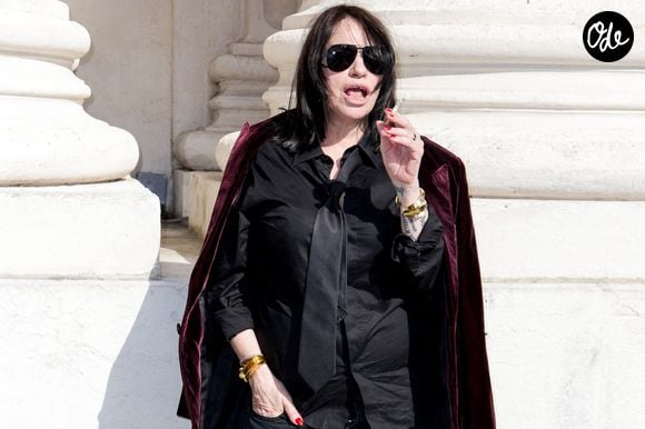 Perchée sur de fines sandales dorées, l'actrice a rivalisé de chic avec une autre figure incontournable du cinéma hexagonal : Béatrice Dalle.

Béatrice Dalle aux arrivées du deuxième défilé de mode Saint Laurent Prêt à Porter Collection Homme Printemps/Été 2027 lors de la Fashion Week de Paris à la Bourse de Commerce - Pinault Collection, à Paris, France, le 23 juion 2026. © Olivier Borde/Bestimage