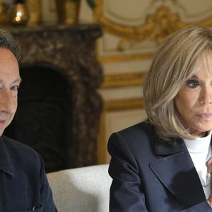 Le journaliste spécialisé dans les royautés Stéphane Bern et la Première dame Brigitte Macron lors déjeuner de travail avec les acteurs français et belges de l'industrie créative et culturelle à l'Hôtel de Ville de Paris, France, le 15 octobre 2024, le deuxième jour de la visite officielle du couple royal belge en France. © Didier Lebrun/Pool/Photonews/Bestimage