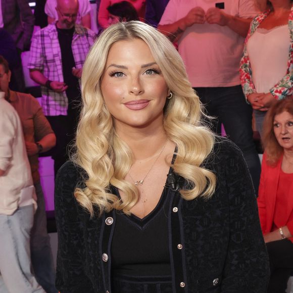 Exclusif - Kelly Vedovelli, sur le plateau de l’émission « TPMP » présentée par C.Hanouna et diffusée en direct sur C8, Paris, France, le 23 septembre 2024. © Jack Tribeca / Bestimage