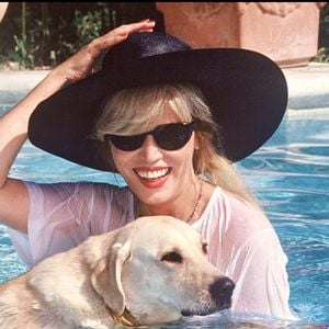Archives — Amanda Lear dans piscine sa villa de Saint-Rémy-de-Provence.