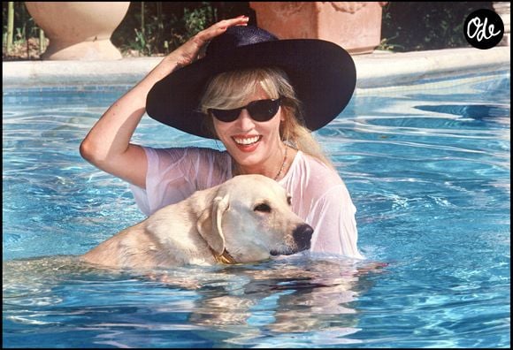 Archives — Amanda Lear dans piscine sa villa de Saint-Rémy-de-Provence.