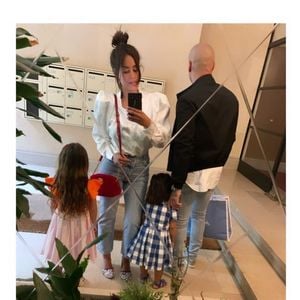 L'interprète du titre Ma Philosophie et maman de Sofia, Hana et Zayn a aussi fait part de sa grande fierté concernant ce projet qui lui tient forcément énormément à coeur

Amel Bent avec ses filles et son mari, Instagram, le 24 mai 2020.