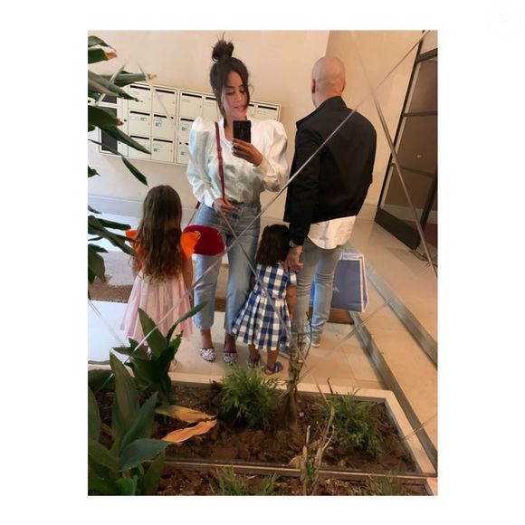 L'interprète du titre Ma Philosophie et maman de Sofia, Hana et Zayn a aussi fait part de sa grande fierté concernant ce projet qui lui tient forcément énormément à coeur

Amel Bent avec ses filles et son mari, Instagram, le 24 mai 2020.