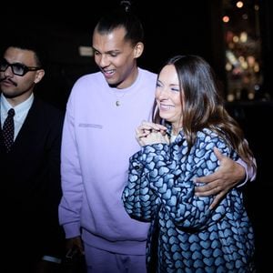 Le duo immortalisé par leur fils de 6 ans

Exclusif - Le chanteur Stromae (Artiste masculin et Album "Multitude"), sa femme Coralie Barbier et son frère Luc Junior Tam en backstage de la 38ème cérémonie des Victoires de la musique à la Seine musicale de Boulogne-Billancourt, France, le 10 février 2023. © Moreau-Veren/Bestimage