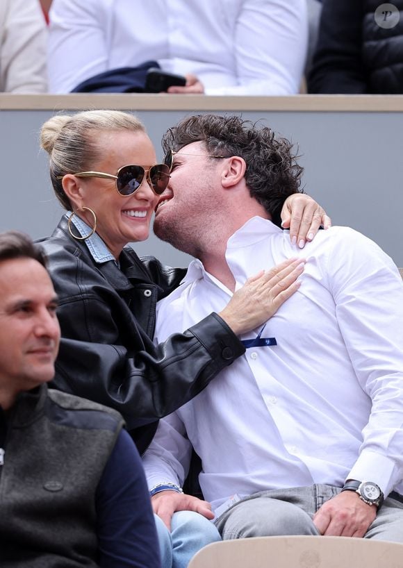 Laeticia Hallyday et son compagnon Frédéric Suant très amoureux dans les tribunes lors des Internationaux de France de Tennis de Roland Garros 2025, à Paris, France, le 26 mai 2025. © Jacovides-Moreau/Bestimage