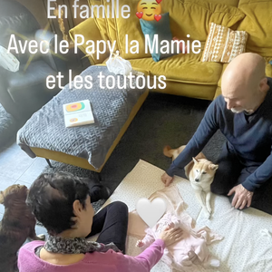 "Avec le papy, la mamie et les toutous", écrit la danseuse sur l'image présentant son bébé entouré de ses grands-parents 

Denitsa Ikonomova en famille avec sa fille. Instagram