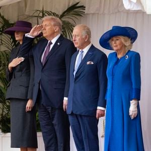 La première dame Melania Trump, le président Donald Trump, le roi Charles III et la reine Camilla passent en revue la garde d'honneur lors de la cérémonie d'accueil au château de Windsor, Berkshire.  ©
