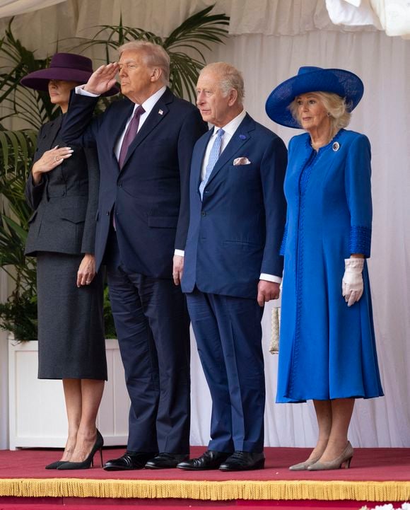 La première dame Melania Trump, le président Donald Trump, le roi Charles III et la reine Camilla passent en revue la garde d'honneur lors de la cérémonie d'accueil au château de Windsor, Berkshire.  ©