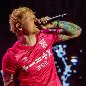 Nul doute que la présence de deux stars dans l’émission étonnera les futurs académiciens.

La photo datée du 11 juillet 2025 montre Ed Sheeran dans son maillot de football rose d'Ipswich Town lors de la première soirée de ses concerts de rentrée à Portman Road à Ipswich. Photo by Tracey Duffield/Bav Media/Splash New/ABACAPRESS.COM