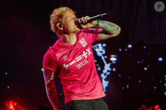 Nul doute que la présence de deux stars dans l’émission étonnera les futurs académiciens.

La photo datée du 11 juillet 2025 montre Ed Sheeran dans son maillot de football rose d'Ipswich Town lors de la première soirée de ses concerts de rentrée à Portman Road à Ipswich. Photo by Tracey Duffield/Bav Media/Splash New/ABACAPRESS.COM