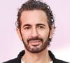 Marc Jacobs reste directeur de la création de sa marque et se dit enthousiaste pour ce “nouveau chapitre”.

Marc Jacobs lors de l'avant-première du film "Le Diable s'habille en Prada 2". 
Backgrid USA / Bestimage