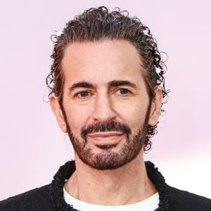 Marc Jacobs reste directeur de la création de sa marque et se dit enthousiaste pour ce “nouveau chapitre”.

Marc Jacobs lors de l'avant-première du film "Le Diable s'habille en Prada 2". 
Backgrid USA / Bestimage
