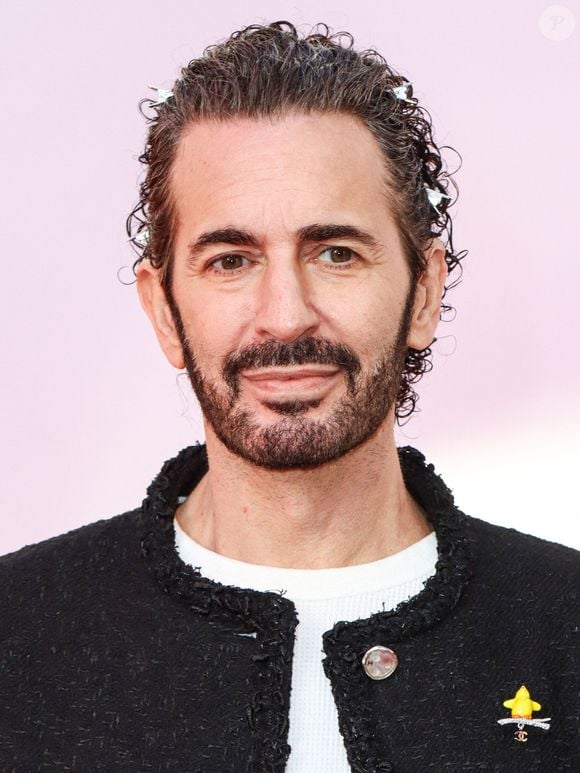 Marc Jacobs reste directeur de la création de sa marque et se dit enthousiaste pour ce “nouveau chapitre”.

Marc Jacobs lors de l'avant-première du film "Le Diable s'habille en Prada 2". 
Backgrid USA / Bestimage