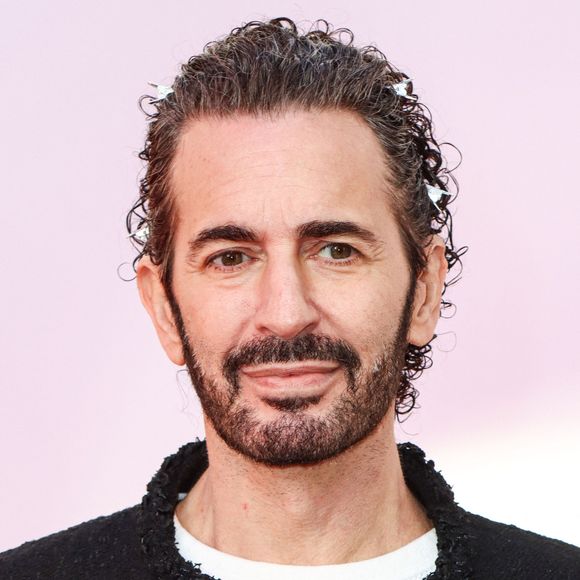 Marc Jacobs reste directeur de la création de sa marque et se dit enthousiaste pour ce “nouveau chapitre”.

Marc Jacobs lors de l'avant-première du film "Le Diable s'habille en Prada 2". 
Backgrid USA / Bestimage