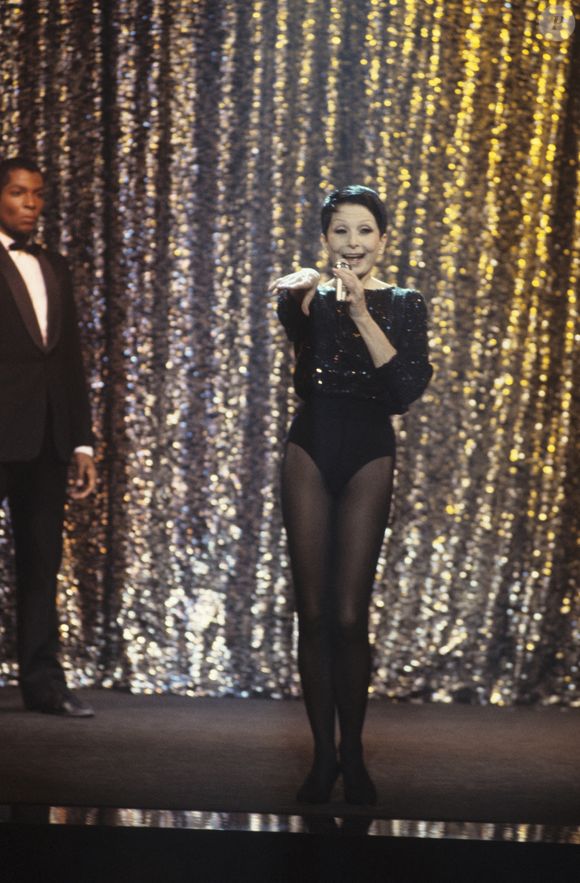 Archives - En France, à Paris, Zizi Jeanmaire sur scène en décembre 1984.
Gérard Letellier via Bestimage