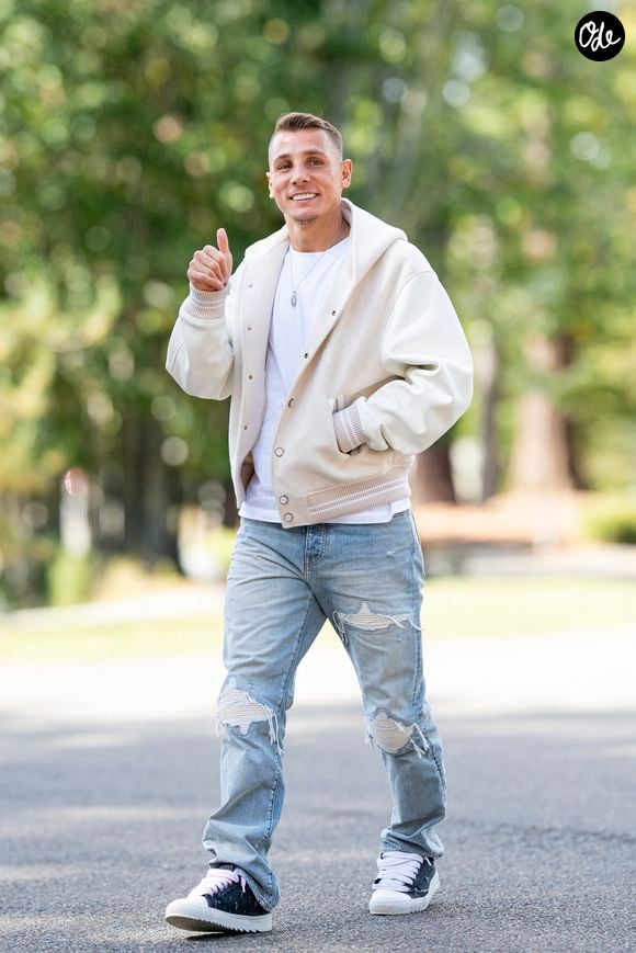 Lucas Digne - Les joueurs de l'équipe de France de football ont soigné leur style vestimentaire pour leur arrivée au centre national du football de Clairefontaine-en-Yveline, France, le 1er septembre 2025. © Pierre Perusseau/Bestimage