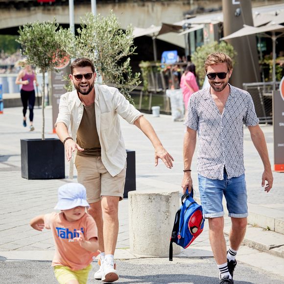 Exclusif - Christophe Beaugrand et son mari Ghislain ont invité à Paris Whitney, la mère porteuse de leur fils Valentin, et son mari Jacob pour une semaine en famille dans la capitale. Le 21 juin 2023. © Cyril Moreau / Bestimage