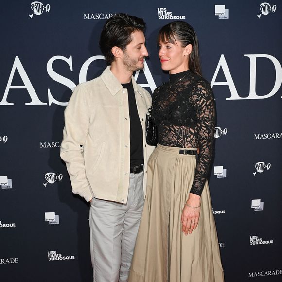 Pierre Niney et sa femme Natasha Andrews - Avant-première du film "Mascarade" au cinéma Pathé Wepler à Paris. Le 20 octobre 2022
© Coadic Guirec / Bestimage