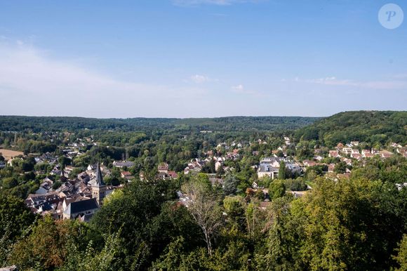 Mariée et mère de deux enfants, elle vit dans une maison spacieuse située près du parc naturel régional de la Haute Vallée de Chevreuse.


Chevreuse (78) : vue sur la ville et la vallée dans le Parc Naturel Régional de La Haute Vallée de Chevreuse - Photo by Matarezo/ANDBZ/ABACAPRESS.COM