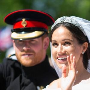 Selon The Sun qui reprend le livre Revenge écrit par Tom Bower, la mère du roi Charles aurait désapprouvé le fait que Meghan ait ignoré le protocole royal ce jour là

Le prince Harry, duc de Sussex, et Meghan Markle, duchesse de Sussex, en calèche au château de Windsor après la cérémonie de leur  mariage au château de Windsor, Royaume Uni, le 19 mai 2018.