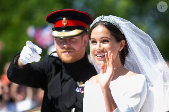 Selon The Sun qui reprend le livre Revenge écrit par Tom Bower, la mère du roi Charles aurait désapprouvé le fait que Meghan ait ignoré le protocole royal ce jour là

Le prince Harry, duc de Sussex, et Meghan Markle, duchesse de Sussex, en calèche au château de Windsor après la cérémonie de leur  mariage au château de Windsor, Royaume Uni, le 19 mai 2018.