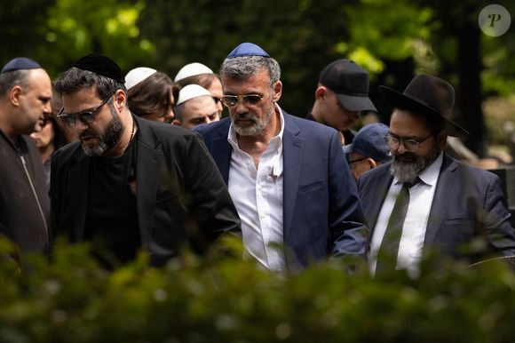 Exclusif - Cédric Anthony, Xavier Anthony - Obsèques de Sabine Anthony au cimetière carré juif de Pantin, le 1er août 2025.