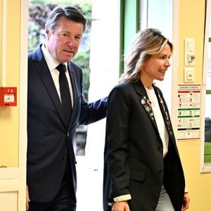 Christian Estrosi et sa femme Laura Tenoudji - Le maire de Nice C.Estrosi, candidat à sa réélection, et sa femme L.Tenoudji votent au premier tour des élections municipales, le 15 mars 2026. © Bruno Bebert / Bestimage