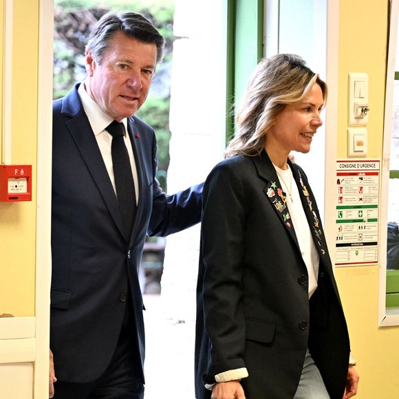 Christian Estrosi et sa femme Laura Tenoudji - Le maire de Nice C.Estrosi, candidat à sa réélection, et sa femme L.Tenoudji votent au premier tour des élections municipales, le 15 mars 2026. © Bruno Bebert / Bestimage
