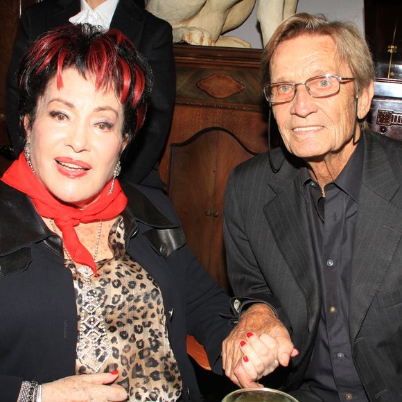 Cinq ans plus tard, c'est au tour de son producteur et mari, Jean-Pierre Magnier, avec qui elle était mariée depuis 50 ans, de s'en aller.

Rika Zaraï et Jean-Pierre Magnier à la soirée organisée en l'honneur de Rika Zaraï pour la sortie de son CD "Anthologie" au Phono Museum à Paris, le 21 octobre 2019. 

Photo : Philippe Baldini / Bestimage