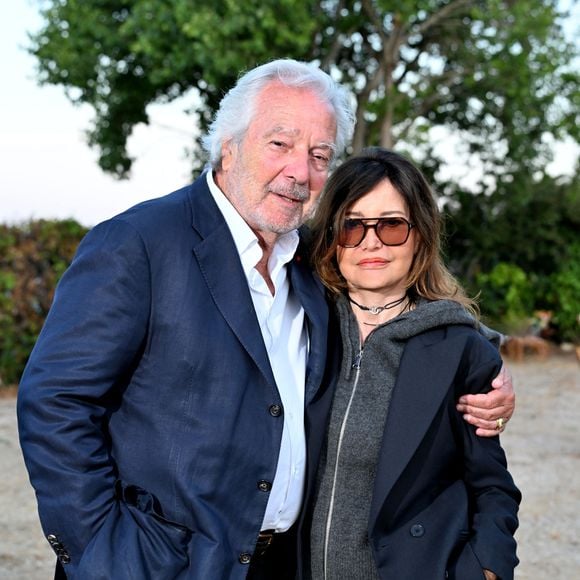 Pierre Arditi et sa femme Evelyne Bouix durant la soirée d'ouverture de la troisième édition des Théâtrales d'Eze à l'oppidum du Col d'Eze, le 1er août 2025.  © Bruno Bebert / Bestimage