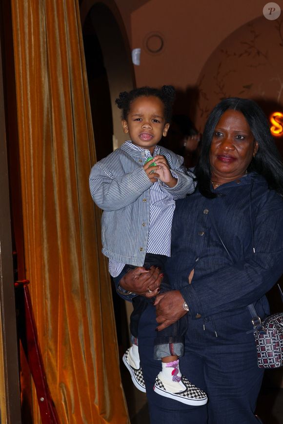 RZA dans les bras de sa grand-mère, Monica Braithwaite - Rihanna, avec un sac à main Dior "Dracula", et ASAP Rocky quittent en famille le restaurant italien "Siena" à Paris, le 4 avril 2026.  Backgrid USA / Bestimage