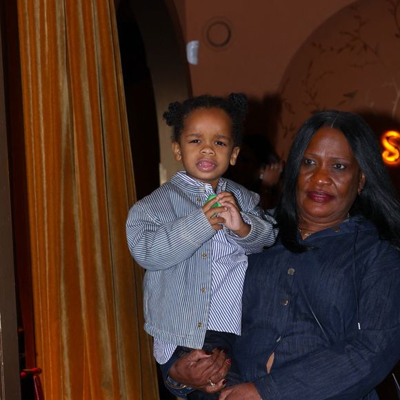 RZA dans les bras de sa grand-mère, Monica Braithwaite - Rihanna, avec un sac à main Dior "Dracula", et ASAP Rocky quittent en famille le restaurant italien "Siena" à Paris, le 4 avril 2026.  Backgrid USA / Bestimage