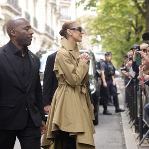 Céline Dion acclamée par ses fans à son arrivée au palace Royal Monceau à Paris, le 28 août 2026. © Jasmine Aissaoui / Bestimage