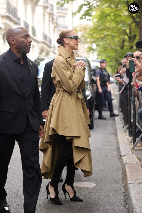 Céline Dion acclamée par ses fans à son arrivée au palace Royal Monceau à Paris, le 28 août 2026. © Jasmine Aissaoui / Bestimage