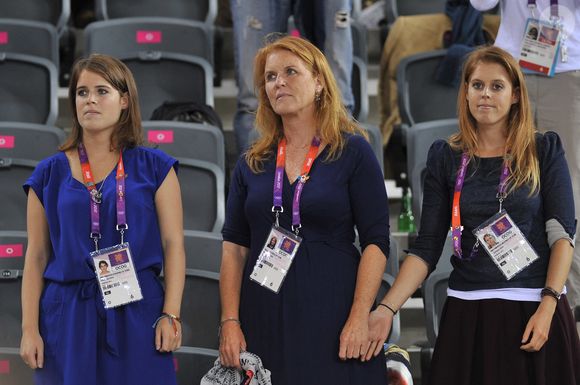 La princesse Eugénie (G), Sarah Ferguson, duchesse d'York (C) et la princesse Béatrice (D) assistent à la finale de cyclisme sur piste au vélodrome pendant les Jeux olympiques de Londres 2012, à Londres, Royaume-Uni, le 7 août 2012. © ABACAPRESS.COM