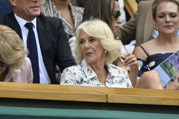 Les spectateurs ne sont pas soumis à cette règle. Camilla Parker Bowles, reine consort d'Angleterre, n'avait pas de chemisier uni.

Camilla Parker Bowles, reine consort d'Angleterre, assiste au tournoi de tennis de Wimbledon à Londres.

© Chryslene Caillaud / PsnewZ / Bestimage