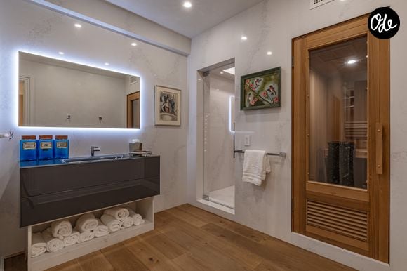 L’ancienne propriété de Ben Affleck et Jennifer Lopez à Beverly Hills s’étend sur près de deux hectares. La résidence compte 12 chambres, 24 salles de bains, une piscine à débordement, un vaste complexe sportif et un garage pouvant accueillir 12 voitures. Crédit photo : Simon Berlyn.