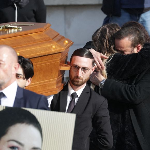 La fille d'Emilie Dequenne, Milla Savarese, et Michel Ferracci lors des funérailles de l'actrice belge Emilie Dequenne au crématorium du cimetière du Père Lachaise à Paris, France, le 26 mars 2025. Emilie Dequenne, qui avait remporté le prix de la meilleure actrice au Festival de Cannes en 1999 pour son premier rôle dans le film Rosetta des Dardenne, est décédée à l'âge de 43 ans des suites d'un cancer rare des glandes surrénales. Photo by Nasser Berzane/ABACAPRESS.COM