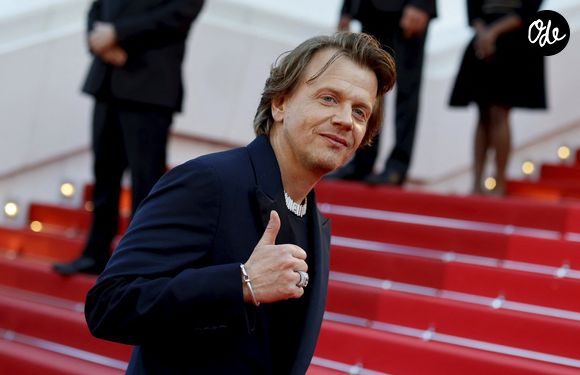 Aujourd’hui, il transforme cette histoire familiale douloureuse en un spectacle profondément touchant et universel.

Alex Lutz - Montée des marches du film " Garance " lors du 79ème Festival International du Film de Cannes, le 17 mai 2026. © Jacovides-Moreau / Bestimage