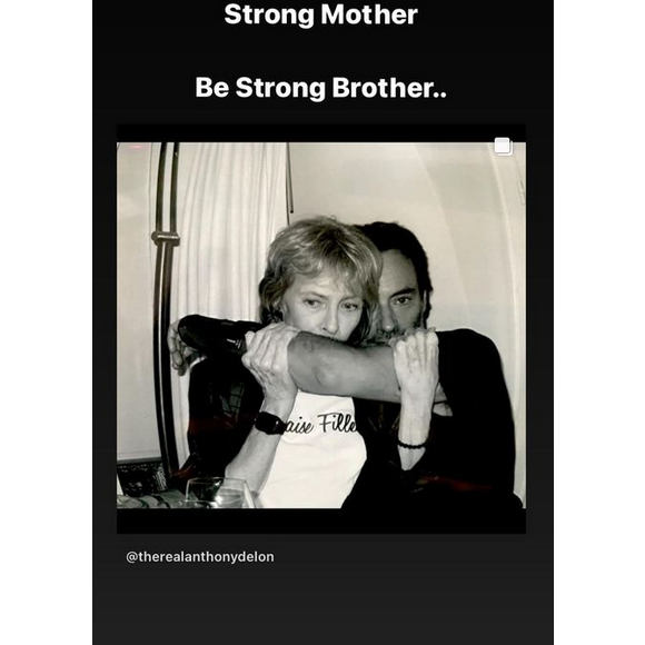 Mais celle qui viendra la mère de son fils Anthony Delon décidera alors de ne pas se laisser faire et de réagir d'une manière mémorable !

Alain-Fabien Delon adresse ses condoléances à son demi-frère Anthony Delon suite au décès de sa mère, l'actrice Nathalie Delon, le 21 janvier 2021.