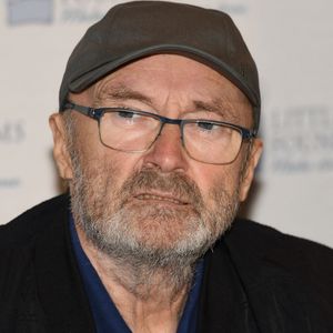 Phil Collins reconnaît que sa consommation excessive d’alcool a affecté sa santé, notamment ses reins.

Phil Collins à la conférence de presse de Little Dreams Foundation au Satai à Miami le 2 octobre 2018. Photo par Bestimage