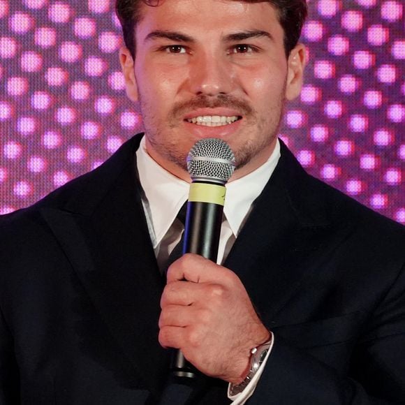Le capitaine du XV de France Antoine Dupont poursuit avec succès son aventure culinaire dans le Sud-Ouest.

Antoine Dupont lors de la cérémonie d'ouverture du Qatar Prix de l'Arc de Triomphe au Pré Catelan.

© Anne-Sophie Guebey / Bestimage