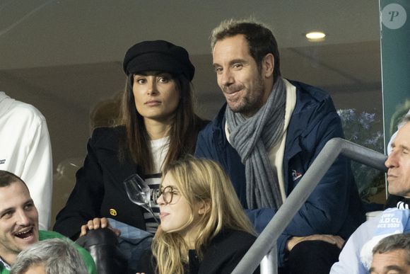 Richard Gasquet et sa compagne Clementine dans les tribunes lors de la demi-finale de la Coupe du Monde de Rugby opposant l'Argentine à la Nouvelle Zélande (6 - 44) au Stade de France à Saint-Denis, France, le 20 octobre 2023. © Cyril Moreau/Bestimage