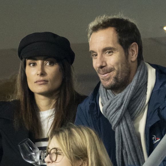 Richard Gasquet et sa compagne Clementine dans les tribunes lors de la demi-finale de la Coupe du Monde de Rugby opposant l'Argentine à la Nouvelle Zélande (6 - 44) au Stade de France à Saint-Denis, France, le 20 octobre 2023. © Cyril Moreau/Bestimage