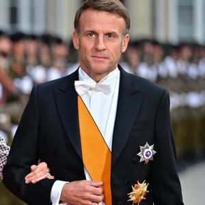 Le Président Emmanuel Macron aux arrivées du dîner de gala des célébrations du changement de trône au Palais grand-ducal du Luxembourg, le 3 octobre 2025. 

© Christian Liewig/Bestimage
