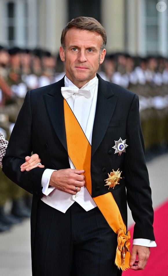 Le Président Emmanuel Macron aux arrivées du dîner de gala des célébrations du changement de trône au Palais grand-ducal du Luxembourg, le 3 octobre 2025. 

© Christian Liewig/Bestimage