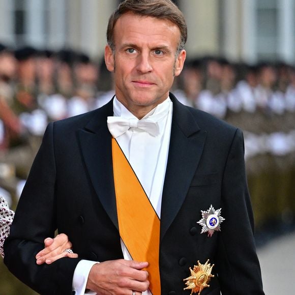 Le Président Emmanuel Macron aux arrivées du dîner de gala des célébrations du changement de trône au Palais grand-ducal du Luxembourg, le 3 octobre 2025. 

© Christian Liewig/Bestimage
