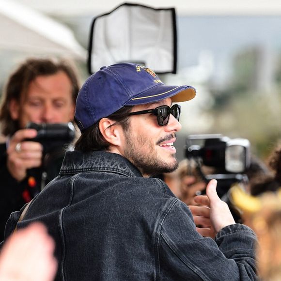 François Civil face à l'Hôtel Martinez à Cannes le 16 mai 2025. © Romain Doucelin/bestimage